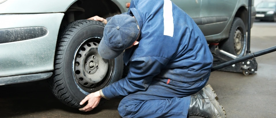 Mechanic Change the Car Tyre